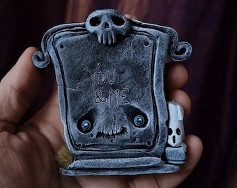 TUMBSTONE PUPPE - Wohndeko Spooky - Gothic Grabschmuck Halloween Hokus Pokus Halloween Liebe Valentinstag dunkel ästhetische Geschenk