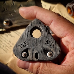 OUIJA ドロップ ポインター - アートドール 呪文 手品 ウィジャボード 不気味な 霊 幽霊 ハロウィーン オカルト 秘教 魔女 魔法 、ホーム デコレーション 、