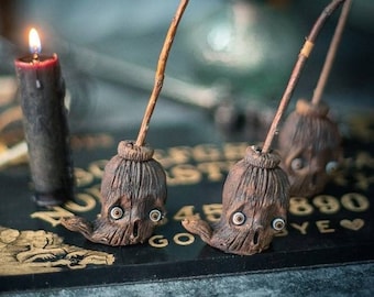SPOOKY HEXES BROOM - gruselig dekorativ - Hexen Halloween Deko Figur Artdoll Weihnachtsbaum Hokus Pokus Deko