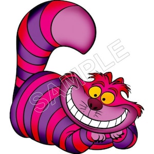 Puede incluir: Un gato de Cheshire de dibujos animados con una amplia sonrisa, pelaje rayado rosa y morado y ojos amarillos brillantes. El gato está acostado boca abajo con la cola enroscada detrás de él.
