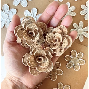 Rosas de arpillera de 3/4/5 cm, decoración rústica para mesa de boda, flores de yute 3D, adorno para tarjetas, apliques florales de tela de arpillera bohemia.