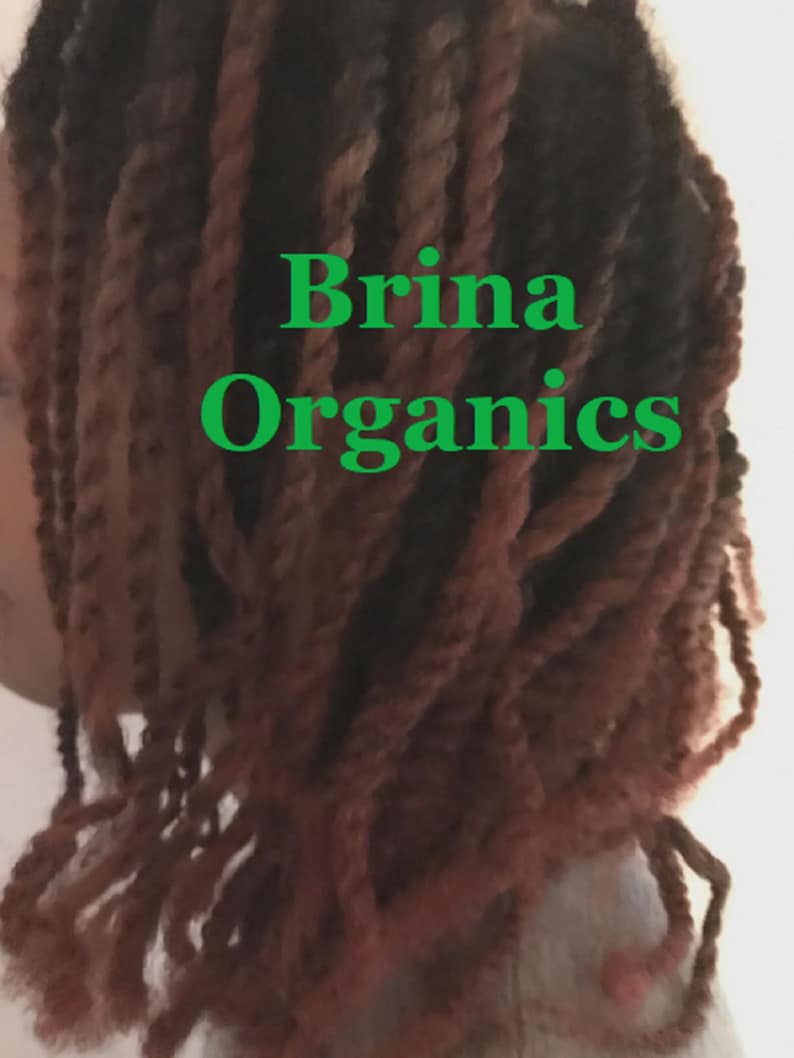 K&ouml;nnte beinhalten: Ein Kopf mit langen, zweistr&auml;ngigen Z&ouml;pfen in einem Farbverlauf von Dunkelbraun bis Rotbraun. Der Text Brina Organics ist in hellgr&uuml;nen Buchstaben &uuml;ber die Mitte des Haares gelegt, das bis &uuml;ber die Schultern reicht.