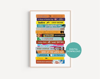 Puede incluir: Un póster imprimible que presenta una pila de libros coloridos con títulos como "Holes", "Skellig", "Wonder" y "War Horse". El póster tiene una etiqueta de descarga digital en la esquina inferior derecha.