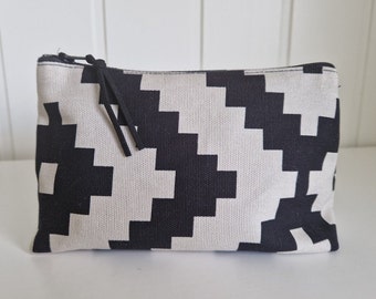 18 x 11 x 6 cm/ 7 x 4 inch graphic black and beige Makeup bag - Cosmetic bag - Toiletry bag