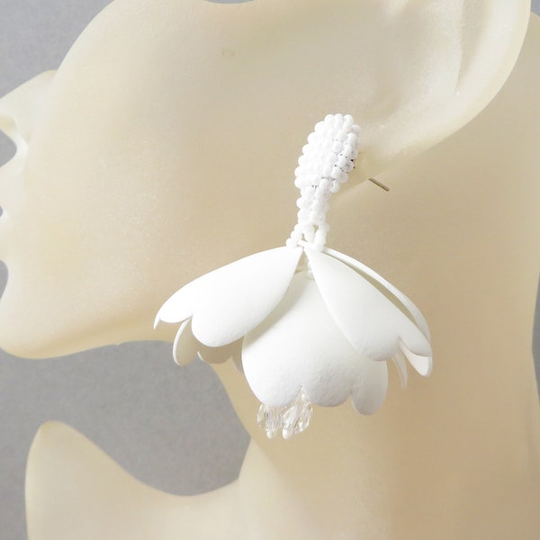 White Flower perlé boucles d'oreilles Oscar de la Renta White Floral pétales perléper perles Longues boucles d'oreilles Impatiens Boucles d'oreilles Déclaration boucles d'oreilles pendantes
