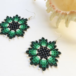 Green flower earrings Huichol earrings Native Mexican earrings Seed bead earrings Beaded flowers Dark Green earrings Mexico Emerald earrings