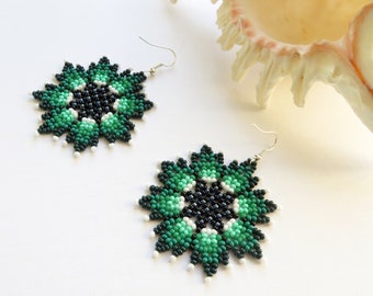 Pendientes de flor verde Pendientes Huichol Pendientes nativos mexicanos Pendientes de cuentas cuentas flores verde oscuro pendientes México Esmeralda pendientes