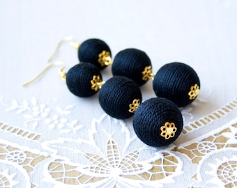 Zwarte Bon Bon oorbellen Pom Pom oorbellen Les bonbon oorbellen Ball drop lange oorbellen lang fringe lichtgewicht oorbellen drie zwarte ballen
