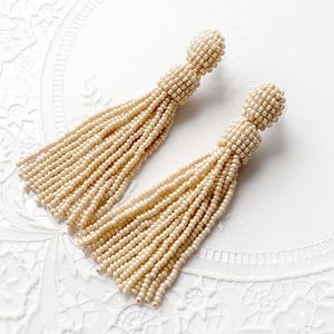 Oscar de la renta oorbellen Beaded kwast oorbellen lang beige oorbellen Oscar oorbellen zaad parel oorbellen Champagne fringe Ivory Stud Oorbellen
