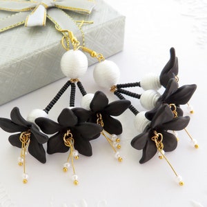 Fleur blanc noir boucles d’oreilles fleur boucles d’oreilles longues boucles perlé boucles d’oreilles Clip sur déclaration boucles d’oreilles pompon noir boucles d’oreilles perles bijoux