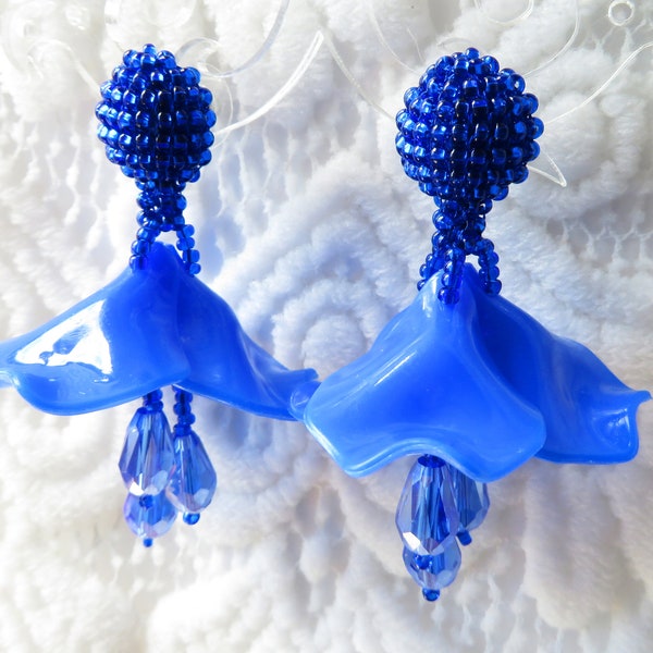 Clip bleu saphir sur boucles d'oreilles Impatiens fleurs goutte boucles d'oreilles Oscar de la Renta Floral pétales boucles d'oreilles Royal bleu Fleur boucles d'oreilles perlées