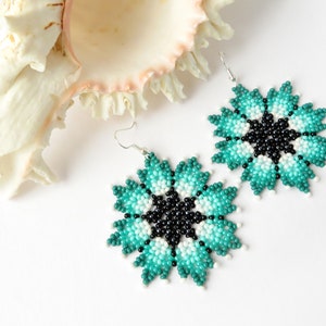 Turquoise flower earrings Huichol earrings Native Mexican earrings Seed bead earrings Beaded flowers Hippie Boho earrings Circular earrings