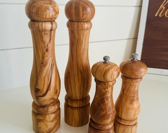 Juego de molinillos de sal y pimienta de madera de olivo hechos a mano / Cocina rústica