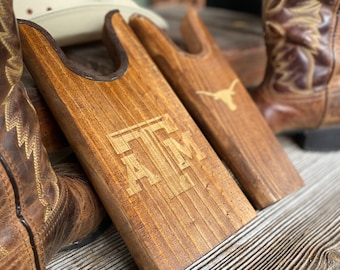 Aangepaste houten laarsjacks| Laarzenlaarzen van grenen en leer| Handgemaakt in Texas|Geweldig voor Rodeo-cadeaus| Geweldig voor afstudeercadeaus| Cadeaus voor jongens|