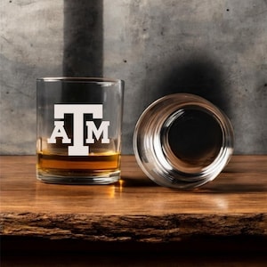 テキサスA&M大学 ウイスキーグラスセット – グラスと木製ギフトボックス付きの特製Aggieバーウェア | 卒業式、同窓会、卒業記念品