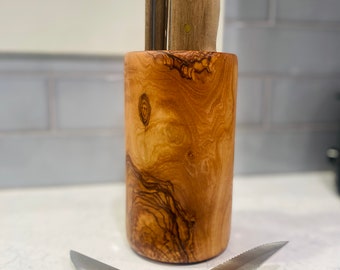 Ceppo portacoltelli circolare in legno di ulivo/Contenitore universale per coltelli da cucina, preparazione di cibi e da bistecca/Realizzato a mano con vero legno di ulivo/Organizzatore per coltelli