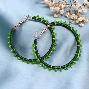 Einzigartige Hoop Ohrringe Gold und Grün Smaragd, Dünne Hoop Ohrringe, Große Hoop Ohrringe, St Patricks Day Geschenk