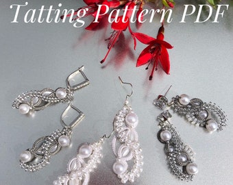 Può includere: Un paio di orecchini di perle bianche con un delicato design a tatting. Gli orecchini sono appesi a ganci d'argento. L'immagine include anche il testo "Tatting Pattern PDF" e "Tatting Tutorial".