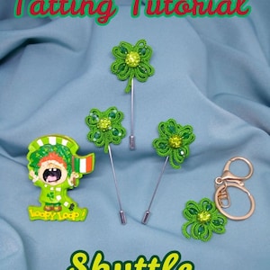 Pode incluir: Quatro peças de renda de tatting em forma de trevo verde com contas verdes e alfinetes prateados. Um personagem de desenho animado verde e branco com o texto "Loopy Loop!" e uma bandeira irlandesa verde e branca. Um chaveiro dourado com uma peça de renda de tatting em forma de trevo verde. O texto "Tatting Tutorial Shuttle" está escrito em verde e amarelo.