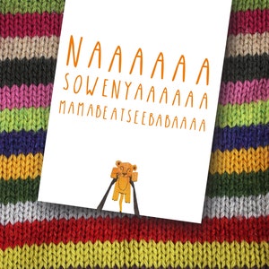 Puede incluir: Una tarjeta blanca con texto naranja que dice "NAAAAA SOWENYAAAAAAA MAMABEATSEBABAAAA". Un le&oacute;n de dibujos animados est&aacute; dibujado en la tarjeta.
