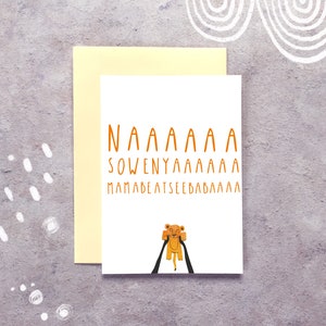 Puede incluir: Una tarjeta blanca con texto naranja que dice "NAAAAA SOWENYAAAA MAMABEATSEEBABAAAA". Un cachorro de le&oacute;n de dibujos animados sostiene una mochila y est&aacute; de pie en una rama.
