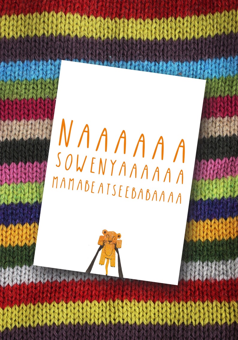 Puede incluir: Una tarjeta blanca con texto naranja que dice "NAAAAA SOWENYAAAAAAA MAMABEATSEBABAAAA". Un le&oacute;n de dibujos animados est&aacute; dibujado en la tarjeta.