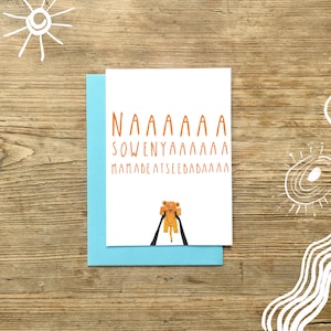 Puede incluir: Una tarjeta blanca con el texto "NAAAAAAAA SOWENYAAAAAA MAMABEATSEEBABAAAA" en naranja. Un cachorro de le&oacute;n de dibujos animados sostiene una rama en su boca y camina sobre una cuerda.