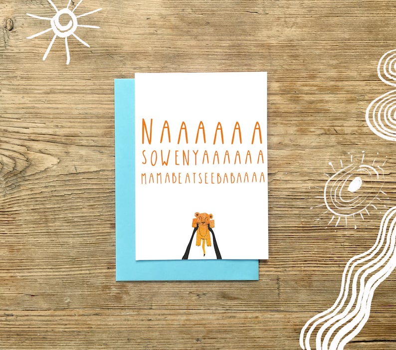 Puede incluir: Una tarjeta blanca con el texto "NAAAAAAAA SOWENYAAAAAA MAMABEATSEEBABAAAA" en naranja. Un cachorro de le&oacute;n de dibujos animados sostiene una rama en su boca y camina sobre una cuerda.