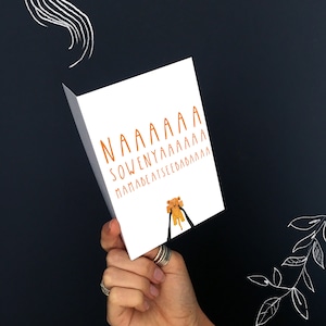 Puede incluir: Una tarjeta blanca con texto naranja que dice "NAAAAA SO WENYAAAAAAA MAMA BEATSEEBABAAA" y un le&oacute;n de dibujos animados sosteniendo una cuerda.