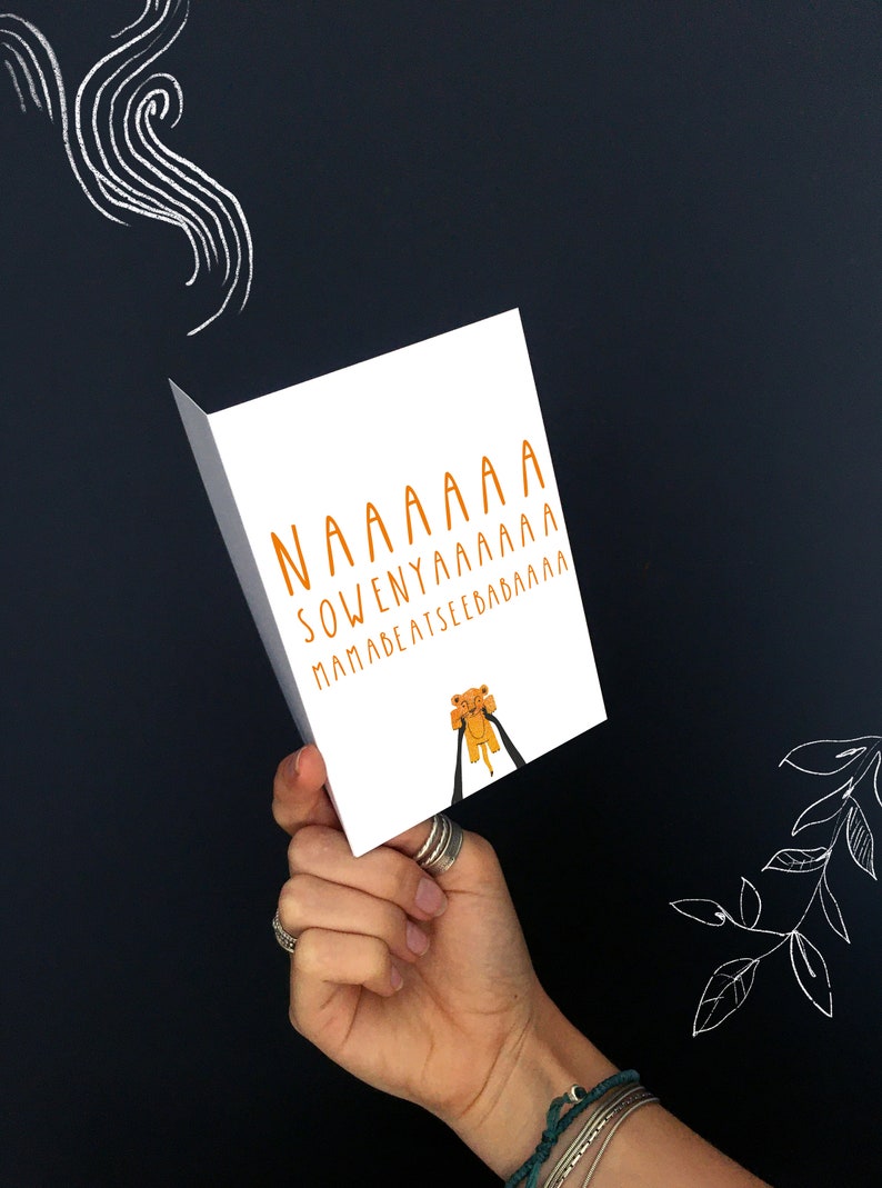 Puede incluir: Una tarjeta blanca con texto naranja que dice "NAAAAA SO WENYAAAAAAA MAMA BEATSEEBABAAA" y un le&oacute;n de dibujos animados sosteniendo una cuerda.