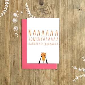 Puede incluir: Una tarjeta blanca con texto naranja que dice "NAAAAA SOWENYAAAAAA MAMABEATSEEBABAAAA" y un dibujo animado de un cachorro de le&oacute;n con una melena marr&oacute;n y una cola negra.