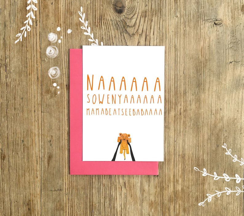 Puede incluir: Una tarjeta blanca con texto naranja que dice "NAAAAA SOWENYAAAAAA MAMABEATSEEBABAAAA" y un dibujo animado de un cachorro de le&oacute;n con una melena marr&oacute;n y una cola negra.