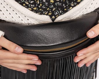 Riñonera de cuero negro con flecos, estilo western, ideal para festivales.