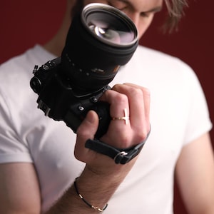 Regalo personalizado para fotógrafo: correa de piel para cámara con liberación rápida.