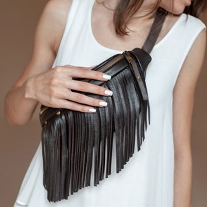 Brown leather fanny pack with fringe Western bum bag Festival belt bag Leather fringe purse Boho crossbody bag women Leather hip bag Brown