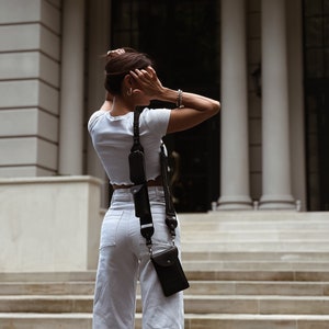 Bandolier ★BILLIE クロスボディ iPhone ケース★ Billie Utility Crossbody iPhone Case - Ivory/Gold – Bandolier