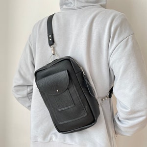 Stilvolle Vegan Leder Sling Bag, Sling bag für Frauen, Umweltfreundliche Mini Sling Bag, Sling Bag Herren mit austauschbaren Riemen, Mini Rucksack