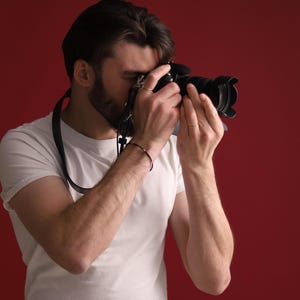 Courroie d'appareil photo en cuir personnalisée pour photographe, cadeau d'anniversaire personnalisé pour amateur d'appareil photo, bandoulière à dégagement rapide, bandoulière en forme de visière