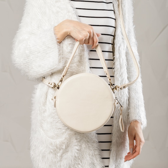 Blue & white hand-printed cotton round sling bag – kraftkissa