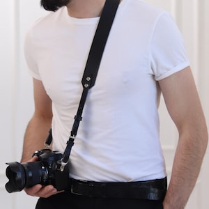 Bandoulière en cuir personnalisée pour appareil photo Bandoulière à dégagement rapide dans le cou Bandoulière design avec pointe unique Cadeau d'anniversaire personnalisé pour photographe et amateur d'appareil photo