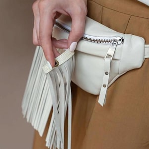Witte kleine leren schoudertas vrouwen gepersonaliseerde leren heuptas aangepaste heuptasje heuptas borsttas crossbody heuptas ontwerper