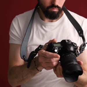 Bandoulière en cuir personnalisée pour appareil photo en forme de pointe Lanière de cou fine à dégagement rapide Bandoulière pour appareil photo sur l'épaule Cadeau personnalisé pour photographe de voyage