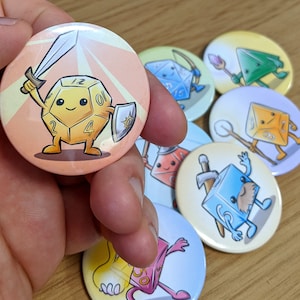 Può includere: Un set di otto spille rotonde colorate con personaggi di dadi dei cartoni animati. Ogni spilla ha uno sfondo di colore diverso e un personaggio di dado diverso con un'espressione e una posa uniche. I personaggi dei dadi indossano accessori diversi, come una spada, uno scudo, una bacchetta magica e un cappello.