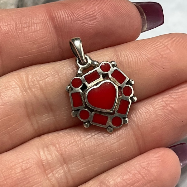 Vintage Sterling Silver And Red Enamel Hearts Queen Pendant 925