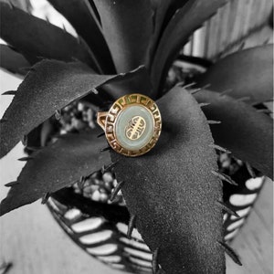 Vintage Round Jade and Yellow Gold Ring Round Tribal Symbol Asian Chinese Aztec Shaped Filigree