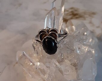 Vintage Sterling Silver And Black Onyx Ring Round Cabachon Antique
