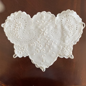 Embroidered Bread Basket Liner