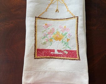 Vintage linnen keukendoek met geborduurde afbeelding