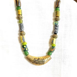 Collar de cuentas africanas Krobo, colorido, étnico, de latón, de Ghana, hecho a mano, tradicional, fundido en arena