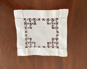 Tapete cuadrado pequeño de lino, encaje y posavasos